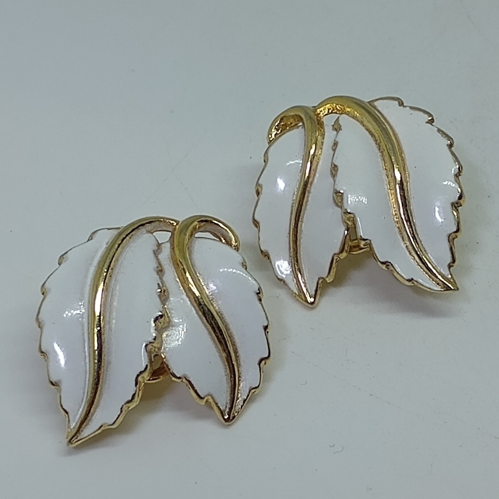 * vintage Crown Trifari white & gold tone leaves clip on earrings